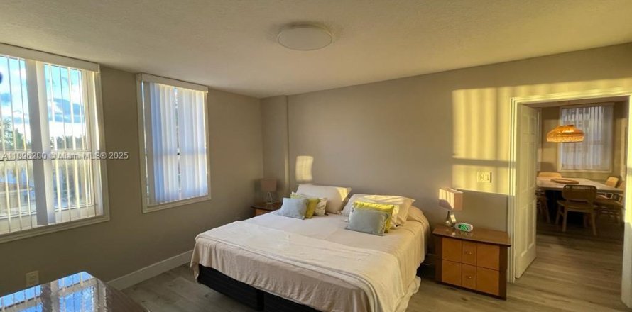 Condo in Hallandale Beach, Florida, 2 bedrooms  № 1950431