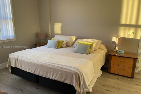 Condo in Hallandale Beach, Florida, 2 bedrooms  № 1950431 - photo 2
