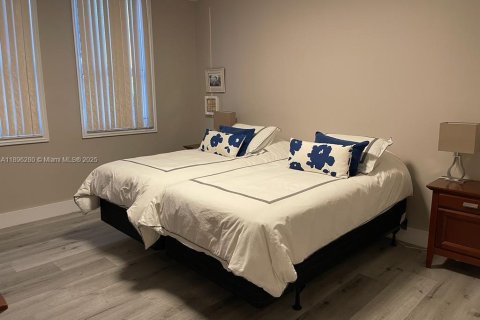 Condo in Hallandale Beach, Florida, 2 bedrooms  № 1950431 - photo 11