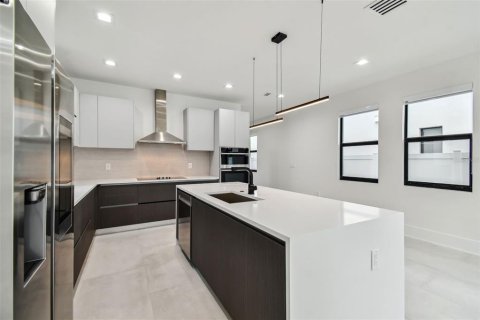 Casa en venta en Tampa, Florida, 4 dormitorios, 241.17 m2 № 1650338 - foto 8