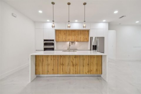 Casa en venta en Tampa, Florida, 4 dormitorios, 241.17 m2 № 1650338 - foto 13