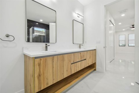 Casa en venta en Tampa, Florida, 4 dormitorios, 241.17 m2 № 1650338 - foto 16