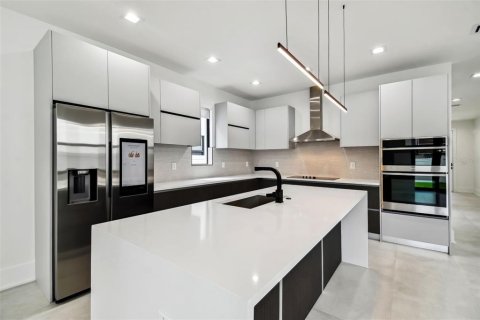 Casa en venta en Tampa, Florida, 4 dormitorios, 241.17 m2 № 1650338 - foto 12