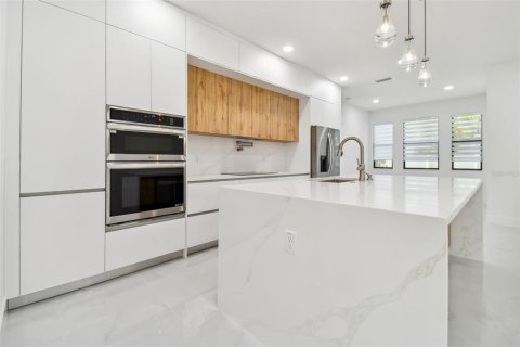 Casa en venta en Tampa, Florida, 4 dormitorios, 241.17 m2 № 1650338 - foto 11