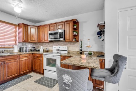 Снять в аренду кондоминиум в Хайалиа, Флорида 3 спальни, 90.3м2, № 1992606 - фото 9