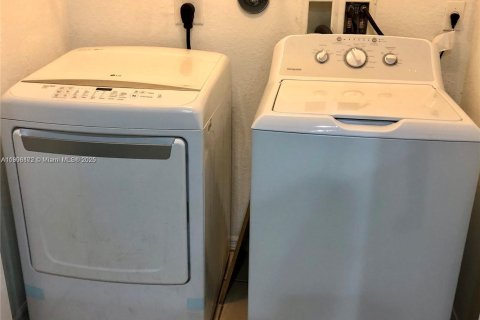 Adosado en venta en Oakland Park, Florida, 2 dormitorios, 132.29 m2 № 1956958 - foto 8