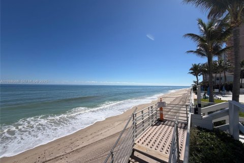 Condo in Riviera Beach, Florida, 3 bedrooms  № 1965832 - photo 12