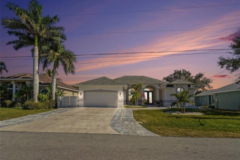 Casa en Port Charlotte, Florida 4 dormitorios, 201.13 m2 № 2369391