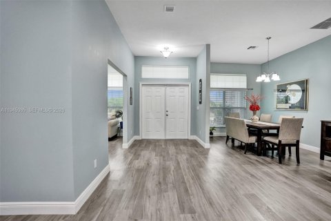 House in Port St. Lucie, Florida 4 bedrooms № 2003433 - photo 2