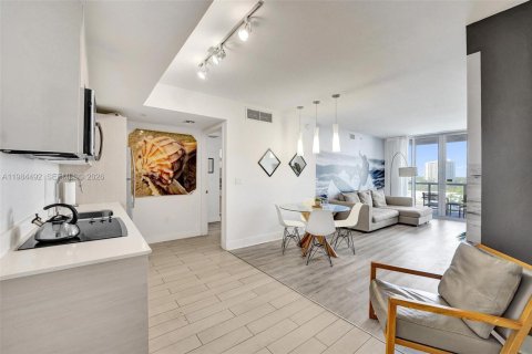 Condominio en Hallandale Beach, Florida, 2 dormitorios № 2045833