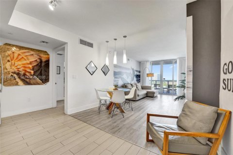 Condominio en venta en Hallandale Beach, Florida, 2 dormitorios, 95.5 m2 № 2045833 - foto 2