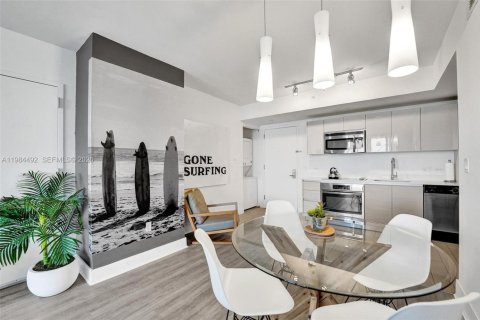 Condominio en venta en Hallandale Beach, Florida, 2 dormitorios, 95.5 m2 № 2045833 - foto 9