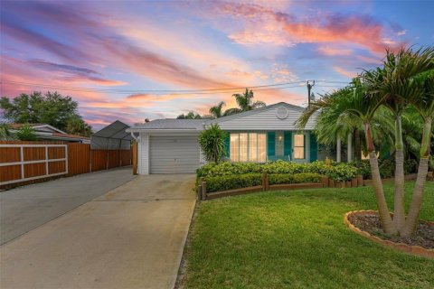 House in Port Charlotte, Florida 2 bedrooms, 119.1 sq.m. № 2291704