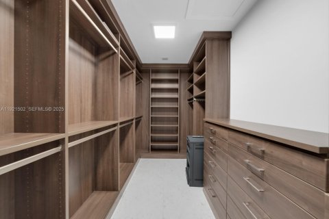 Купить кондоминиум в Майами, Флорида 7 спален, 929.02м2, № 2035053 - фото 17