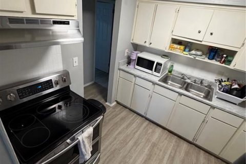 House in Saint Petersburg, Florida 3 bedrooms, 80.27 sq.m. № 2423997 - photo 7