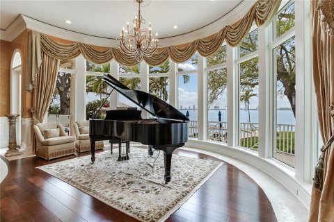 House in Tampa, Florida 8 bedrooms, 1725.01 sq.m. № 2097143 - photo 8
