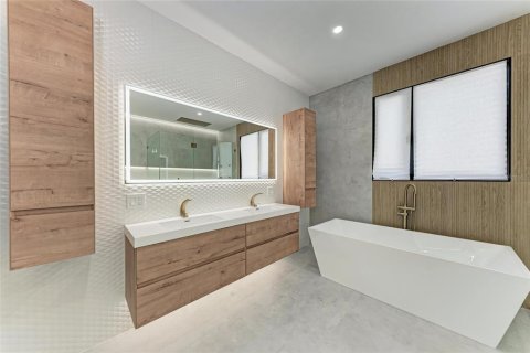 Villa ou maison à vendre à Sarasota, Floride: 4 chambres, 351.17 m2 № 1894664 - photo 28
