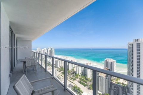 Condo in Hollywood, Florida, 2 bedrooms № 2090943 - photo 12