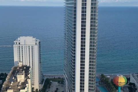 Condo in Hollywood, Florida, 2 bedrooms № 2090943 - photo 19