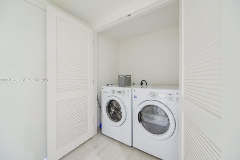 Condo in Hollywood, Florida, 2 bedrooms № 2090943 - photo 21