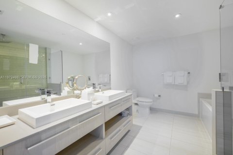 Condo in Hollywood, Florida, 2 bedrooms № 2090943 - photo 22
