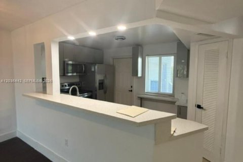 Condo in Miami, Florida, 2 bedrooms  № 2173583 - photo 9