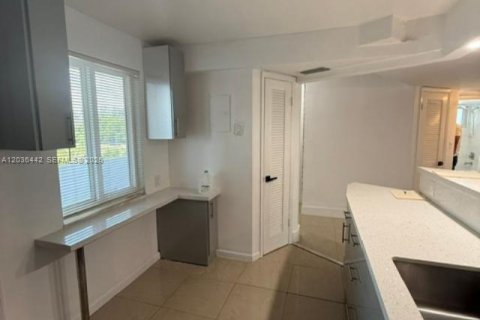 Condo in Miami, Florida, 2 bedrooms  № 2173583 - photo 7