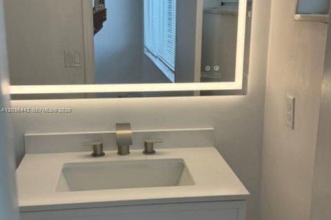 Condo in Miami, Florida, 2 bedrooms  № 2173583 - photo 14