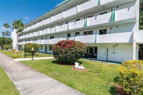 Condo in Miami, Florida, 2 bedrooms  № 2173583 - photo 24