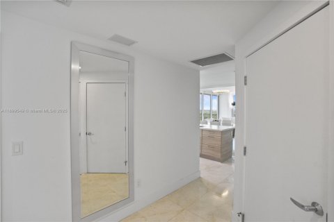 Condo in North Miami Beach, Florida, 3 bedrooms  № 2014944 - photo 21