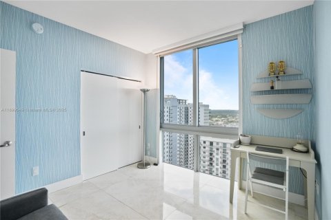 Condo in North Miami Beach, Florida, 3 bedrooms  № 2014944 - photo 11