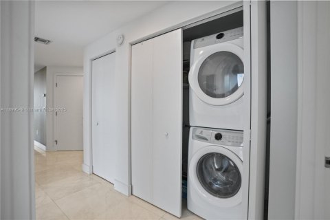 Condo in North Miami Beach, Florida, 3 bedrooms  № 2014944 - photo 20