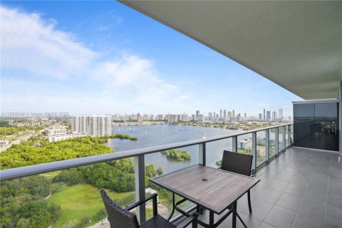 Condo in North Miami Beach, Florida, 3 bedrooms  № 2014944 - photo 23