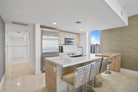 Condo in North Miami Beach, Florida, 3 bedrooms  № 2014944 - photo 2