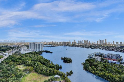 Condo in North Miami Beach, Florida, 3 bedrooms  № 2014944 - photo 29