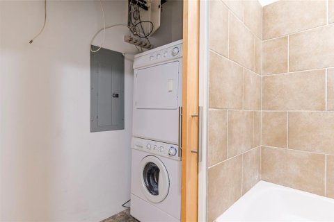 Condo in Tampa, Florida, 1 bedroom  № 1847037 - photo 9