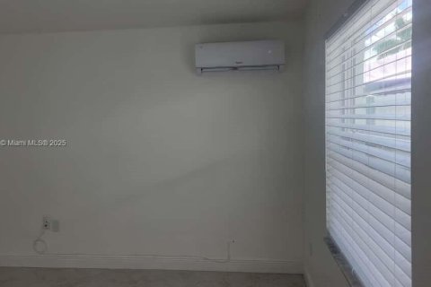 Commercial property in Miami, Florida 1 bedroom, 177.35 sq.m. № 1945508 - photo 4