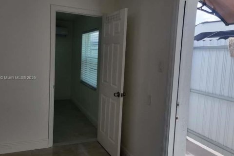 Commercial property in Miami, Florida 1 bedroom, 177.35 sq.m. № 1945508 - photo 2