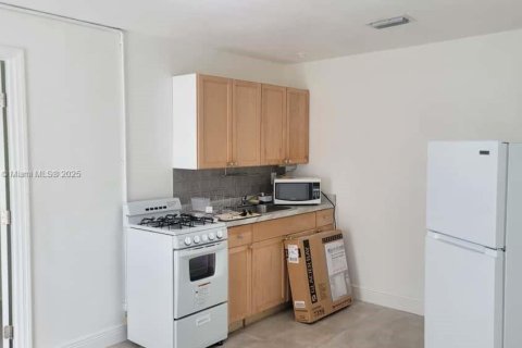 Commercial property in Miami, Florida 1 bedroom, 177.35 sq.m. № 1945508 - photo 3