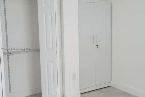 Commercial property in Miami, Florida 1 bedroom, 177.35 sq.m. № 1945508 - photo 6