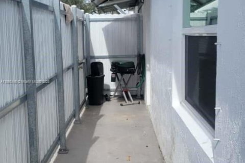 Commercial property in Miami, Florida 1 bedroom, 177.35 sq.m. № 1945508 - photo 1