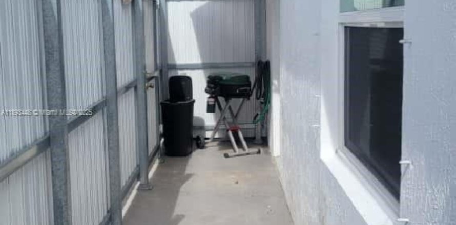 Commercial property in Miami, Florida 1 bedroom, 177.35 sq.m. № 1945508