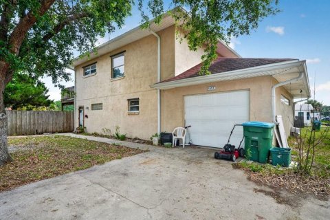 House in Oak Hill, Florida 2 bedrooms, 143.53 sq.m. № 2156378 - photo 2