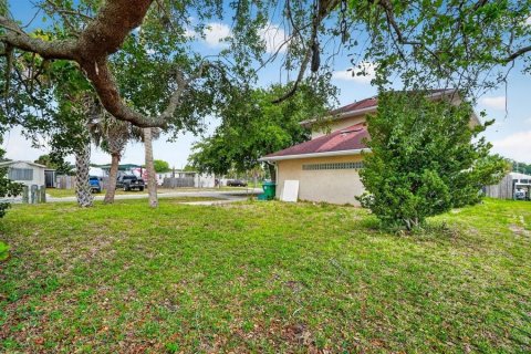 House in Oak Hill, Florida 2 bedrooms, 143.53 sq.m. № 2156378 - photo 3