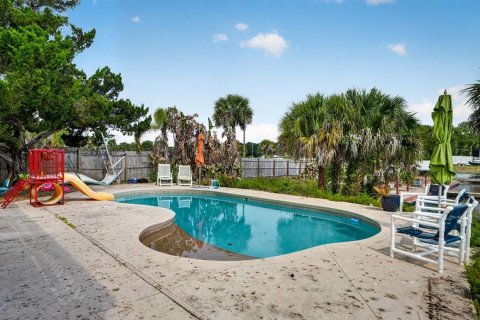 House in Oak Hill, Florida 2 bedrooms, 143.53 sq.m. № 2156378 - photo 5
