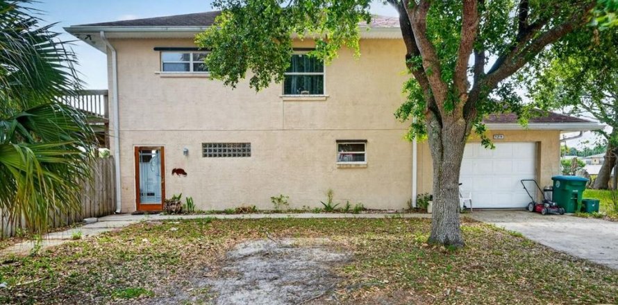 House in Oak Hill, Florida 2 bedrooms, 143.53 sq.m. № 2156378