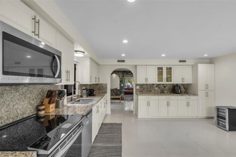 House in Miami, Florida 3 bedrooms, 117.8 sq.m. № 2041926 - photo 13