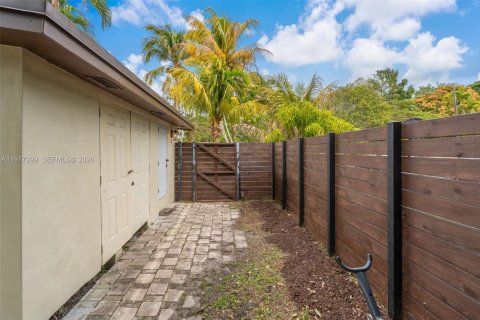 House in Miami, Florida 3 bedrooms, 117.8 sq.m. № 2041926 - photo 25