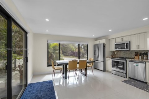 House in Miami, Florida 3 bedrooms, 117.8 sq.m. № 2041926 - photo 11