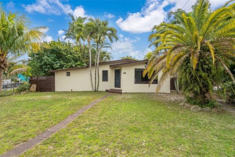 House in Miami, Florida 3 bedrooms, 117.8 sq.m. № 2041926 - photo 2